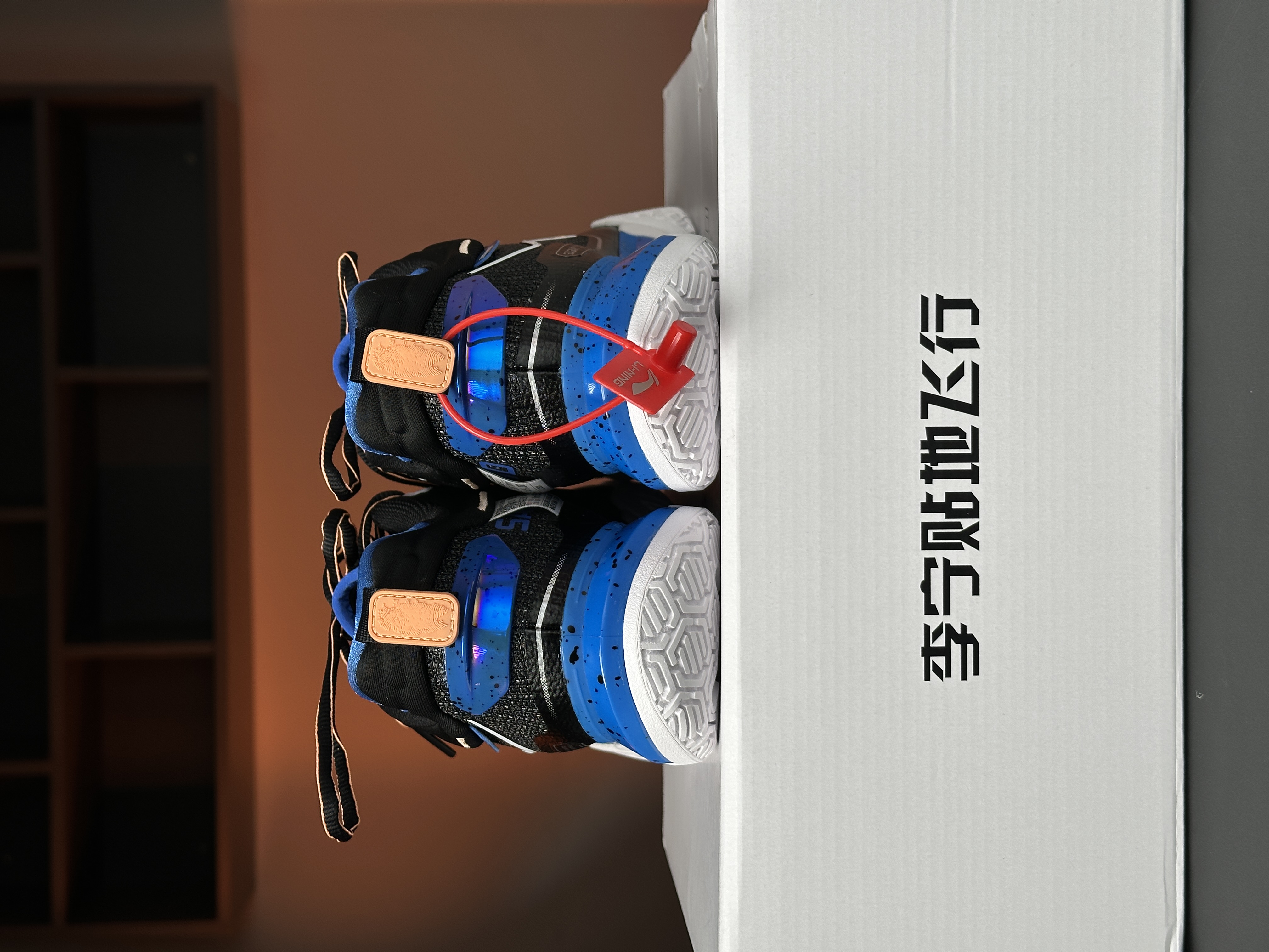 Giày Cầu Lông Lining Saga 3 Pro AYAV001-3 Đen Chính Hãng - Thông Thoáng - Bền - Giảm Chấn - Mềm - Chống Chấn